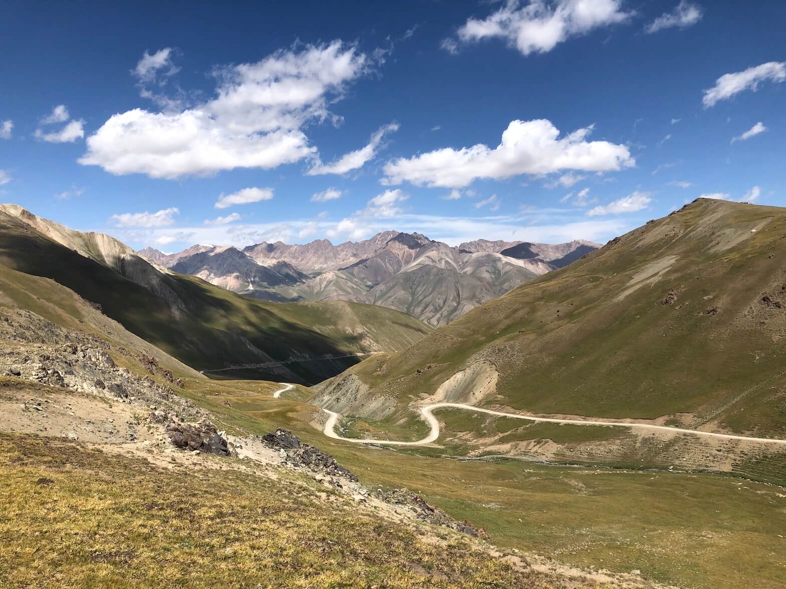 Sicht aufs Gebirge vom Kalamak Ashuu-Pass in Kirgistan